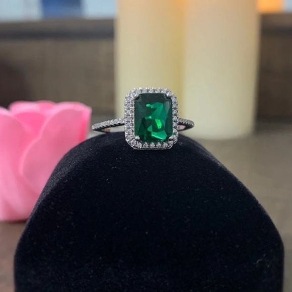 Emerald Halo Ring - Picture 8 of 10